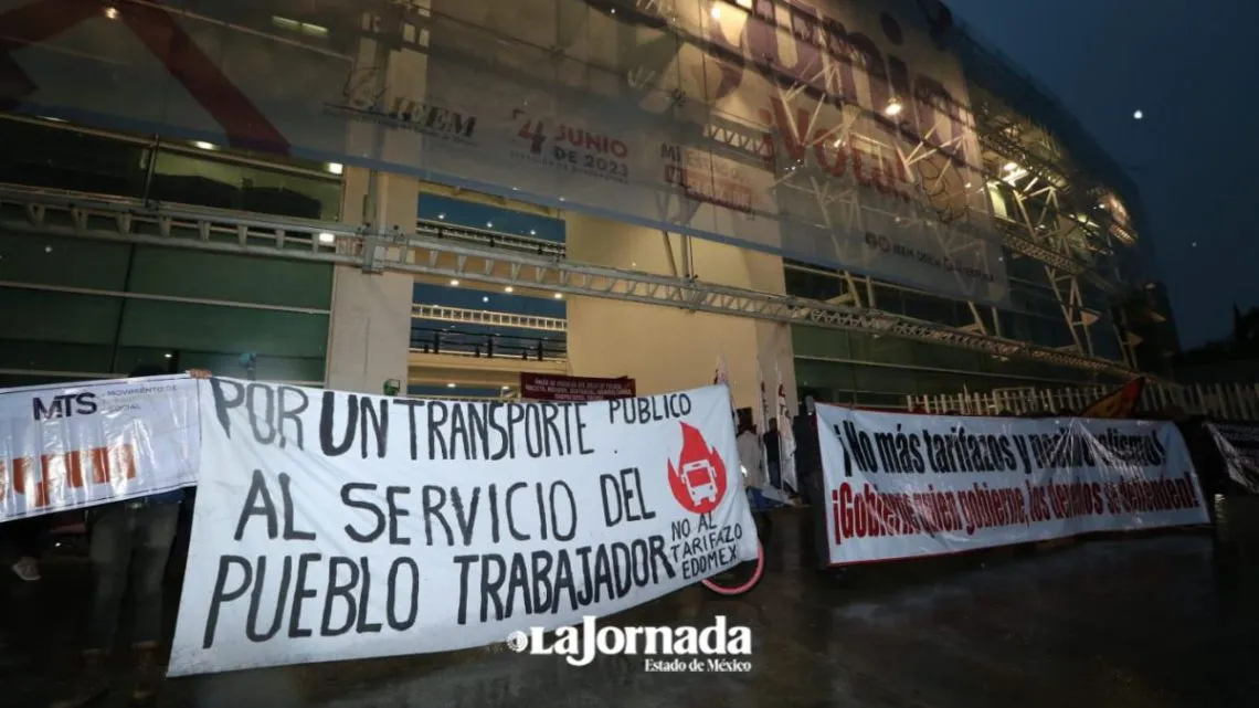 Manifestantes de No al tarifazo bloquean Paseo Tollocan a la altura del IEEM