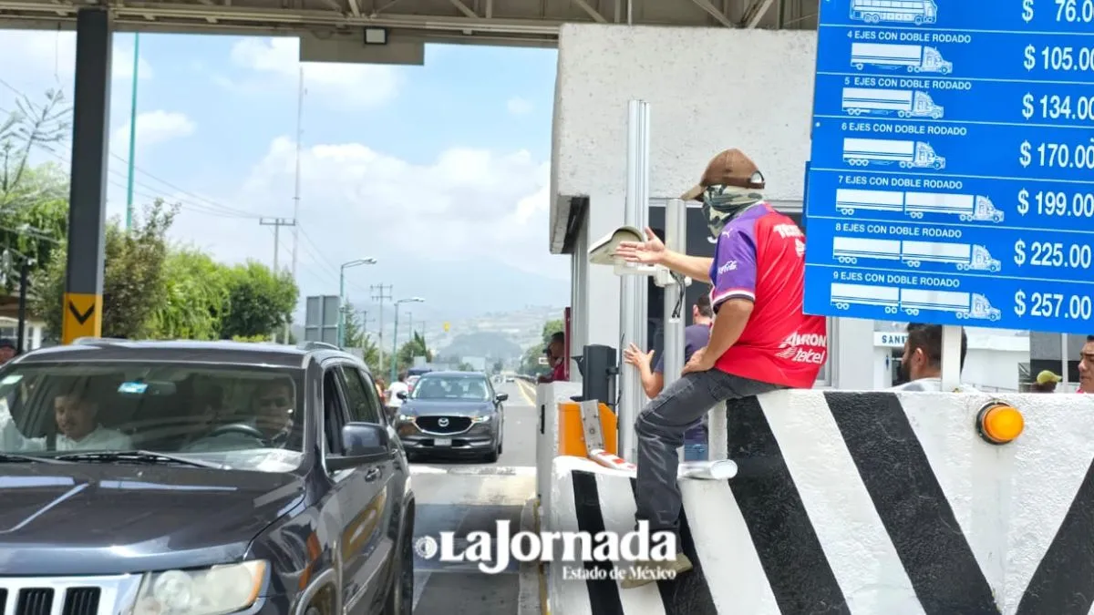 Floricultores de Villa Guerrero liberan la caseta Tenango-Ixtapan de la Sal