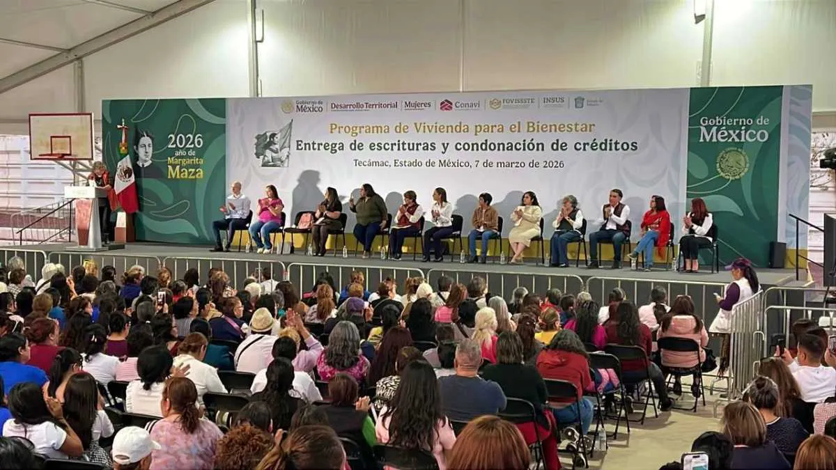 Sheinbaum entrega 500 escrituras a familias de Tecámac