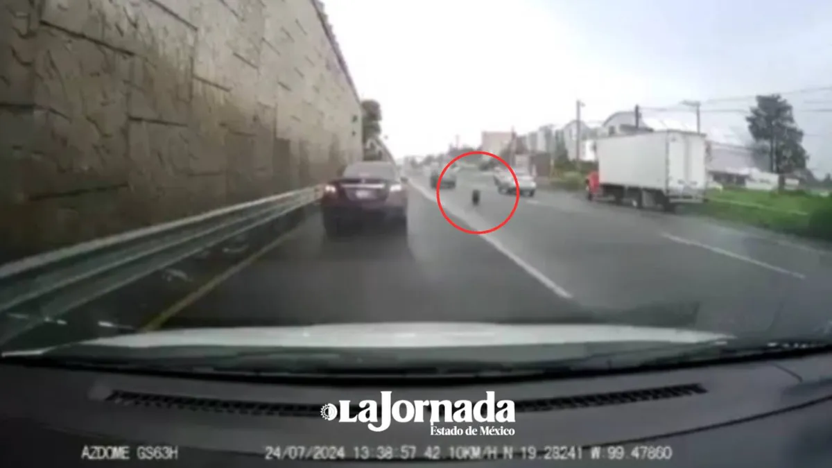 (VIDEO) Baches en la carretera México-Toluca provocan que un auto pierda una llanta