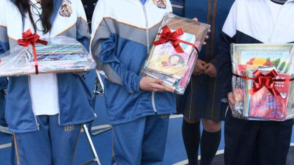 Escuelas de Nezahualcóyotl reciben libros como regalo