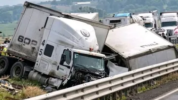 Tráiler sufre accidente en la carretera Tula–Atlacomulco; hay afectación en la zona