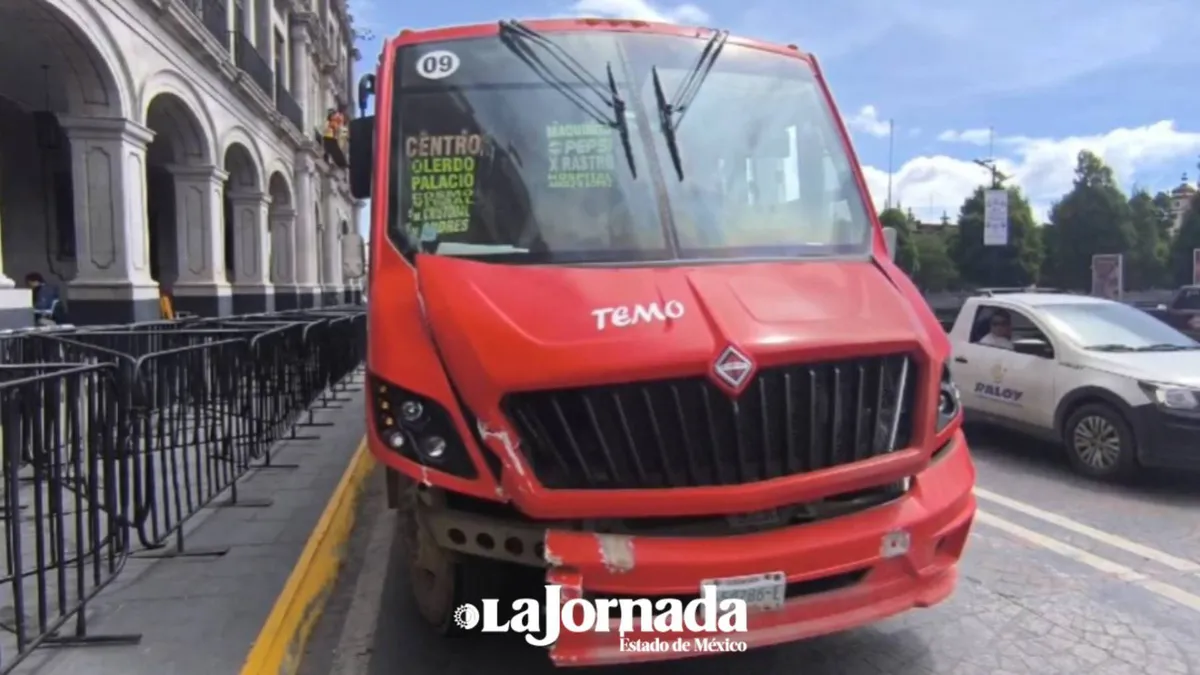 [VIDEO] Camión choca contra auto en pleno centro de Toluca