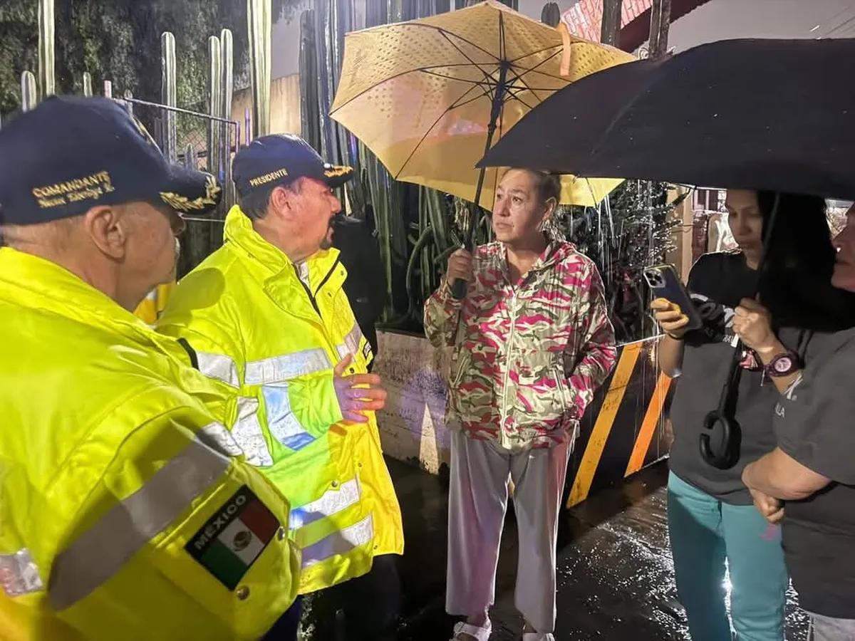 Alcalde de Atizapán recorrió colonias afectadas por escurrimientos de agua