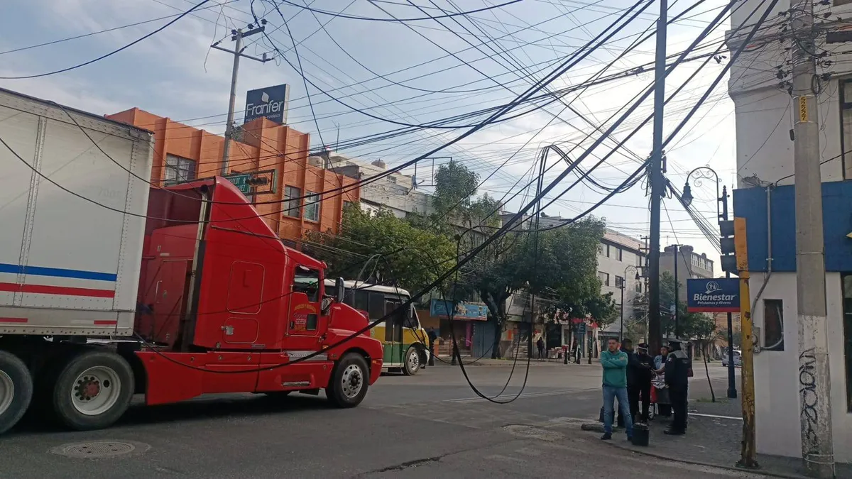 Toluca: Caos vial por tráiler que derribó dos postes en el centro