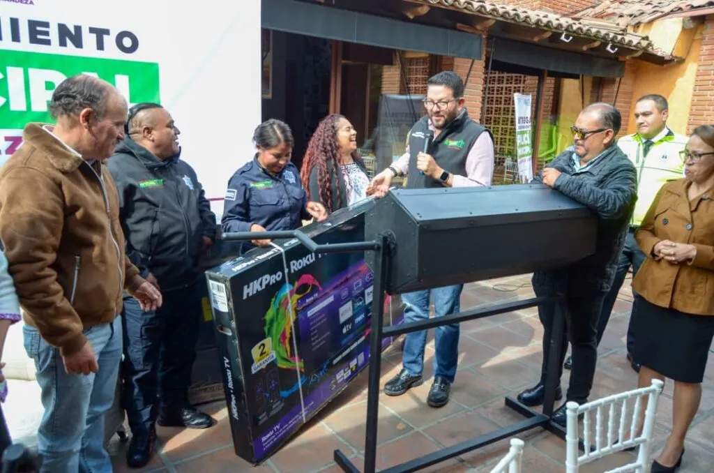 Refuerza Adolfo Solis a la Policía Municipal de Almoloya de Juárez con nuevo equipamiento y reconocimiento a su labor