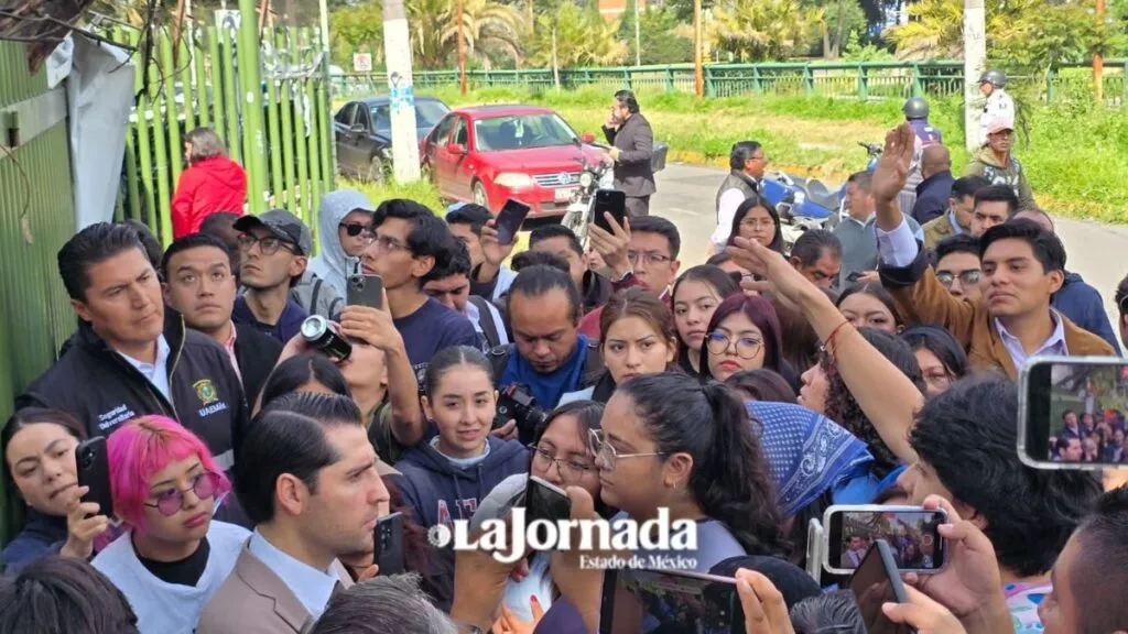 UAEMéx: Alumnos de Ciencias Políticas intentan desalojar a paristas