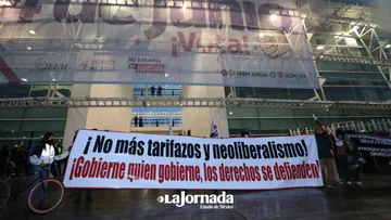Manifestantes de No al tarifazo bloquean Paseo Tollocan a la altura del IEEM