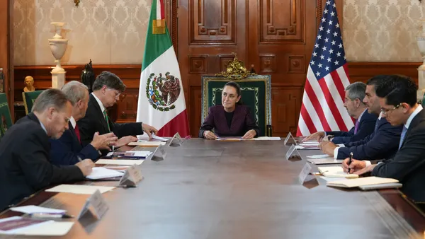 A la izquierda, la comitiva de Estados Unidos, encabezada por el subsecretario de Estado, Christopher Landau; al centro la presidenta Sheinbaum, y a la derecha el canciller Juan Ramón de la Fuente y el secretario de Seguridad Omar García Harfuch
