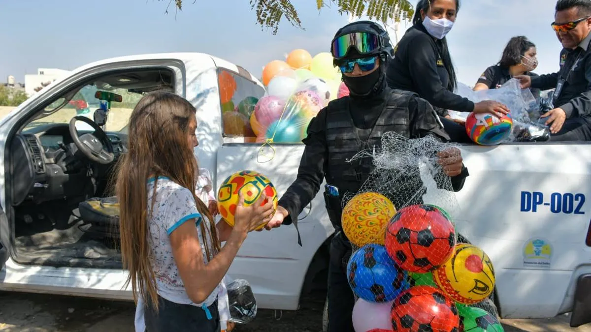 Nezahualcóyotl: Policía municipal muestran lado humano y ayudan a los reyes magos