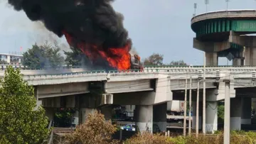 Vehículo se incendia en la Lerma-Tenango y genera cierre vial