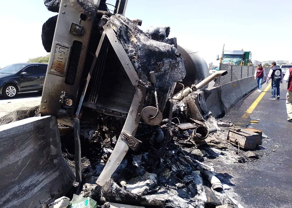 Revolvedora vuelca y se incendia en el Circuito Exterior Mexiquense