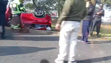 Auto vuelca en la Toluca-Ixtlahuaca