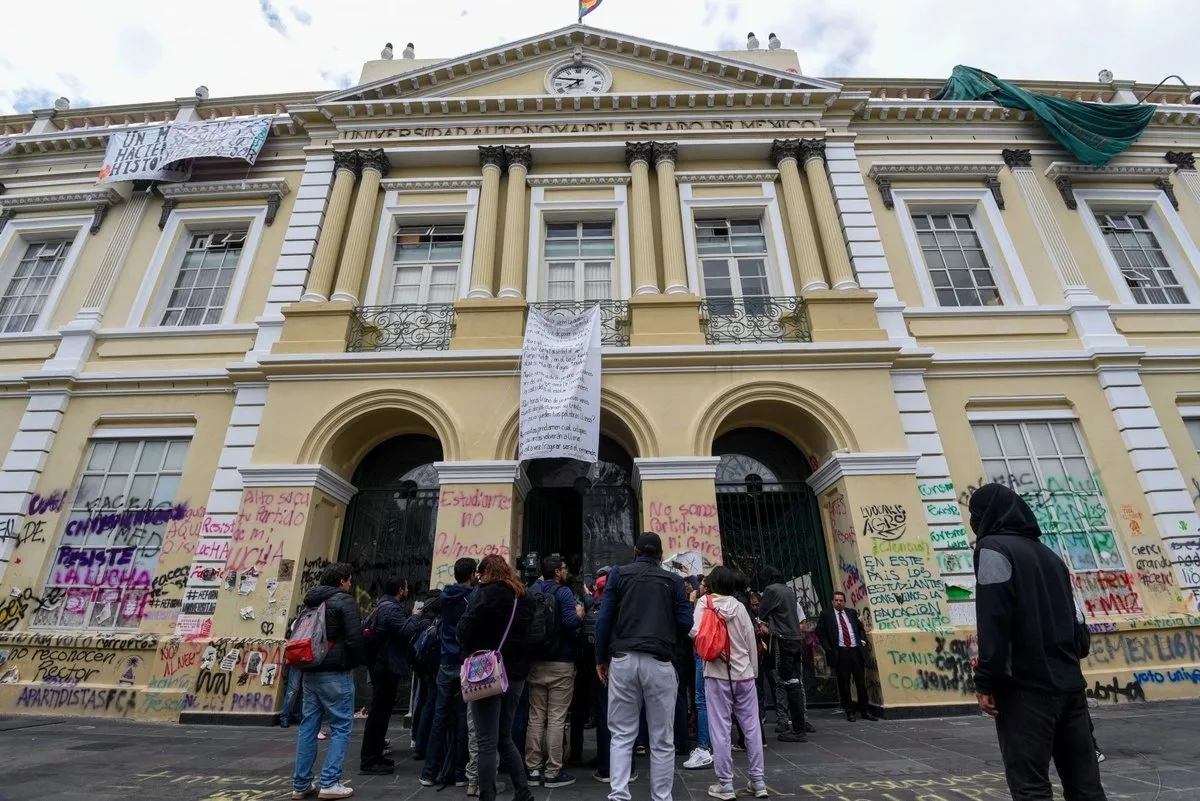Aún bajo control estudiantil, edificio de rectoría de la UAEMex