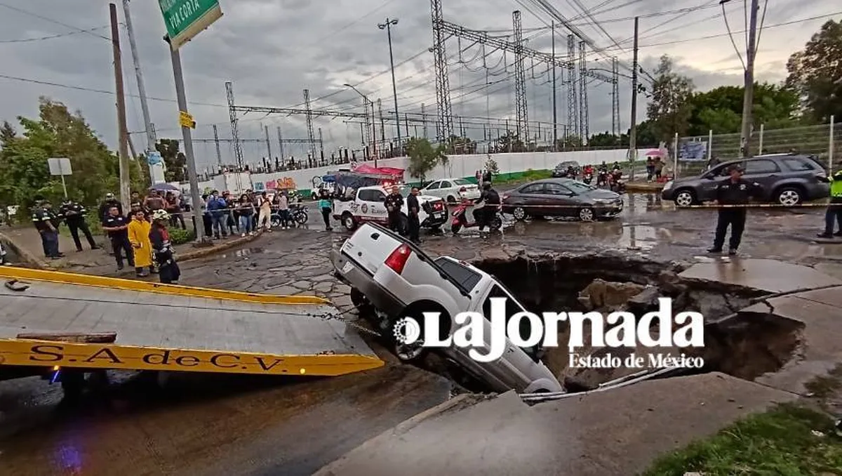 Ecatepec: cae camioneta a socavón