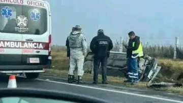 Automóvil vuelca en la Toluca-Atlacomulco