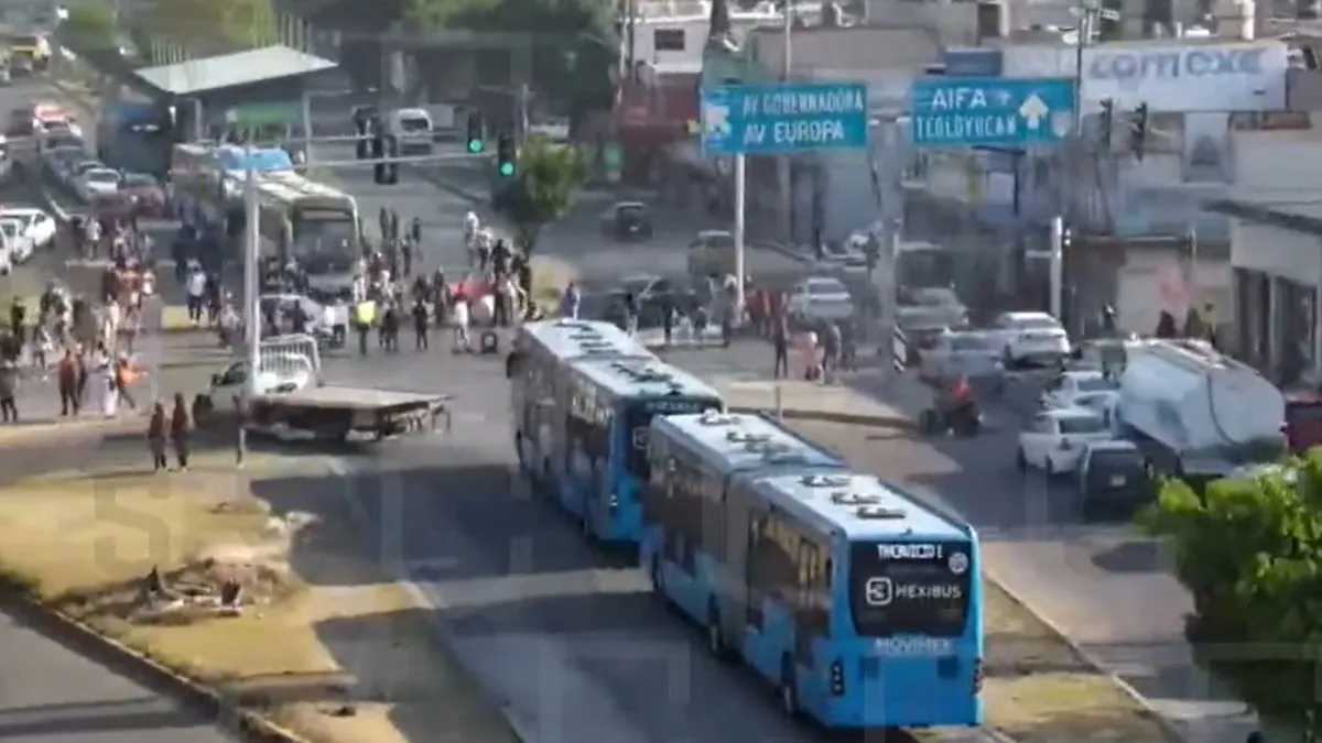 Bloqueo en Ecatepec sobre Avenida Central por manifestación