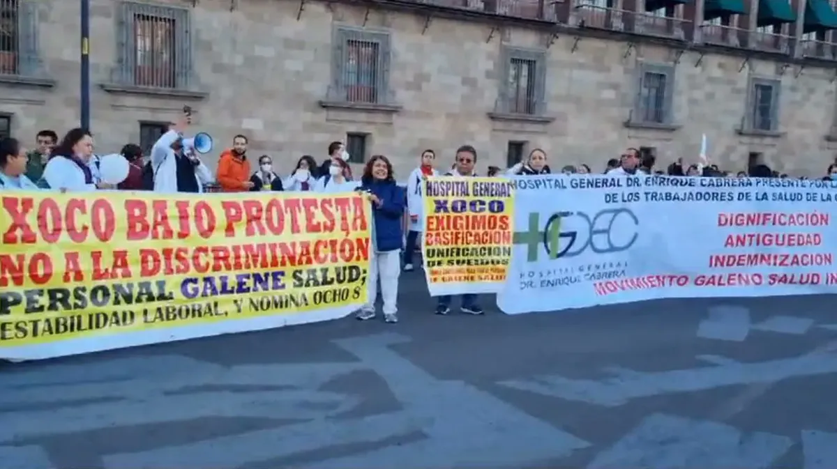 Personal médico realiza protesta en Zócalo de la CDMX