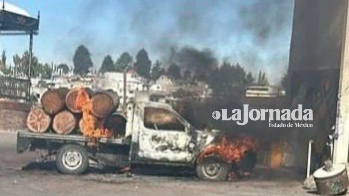 Pobladores queman camioneta de presuntos taladores de árboles en Edomex