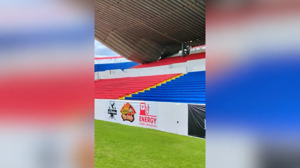 Se cae parte del techo del Estadio Neza 86