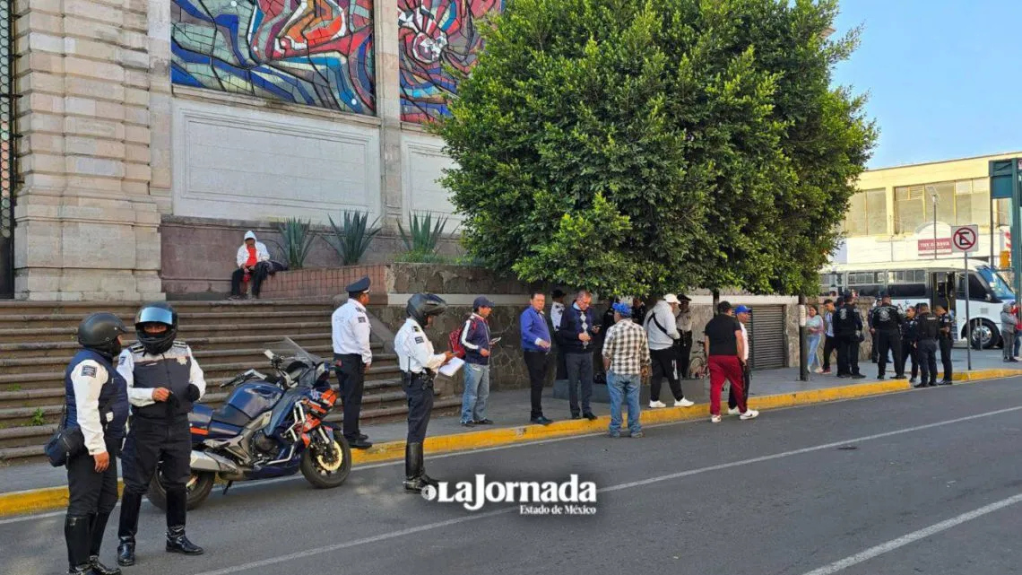 Edomex: Refuerzan presencia policiaca para evitar ambulantes cerca del Mercado 16