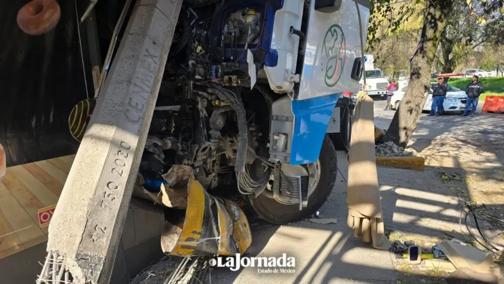 Se registra choque de tráiler sobre Tollocan