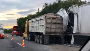 Accidente con tráileres provoca afectaciones viales en la Toluca-Atlacomulco
