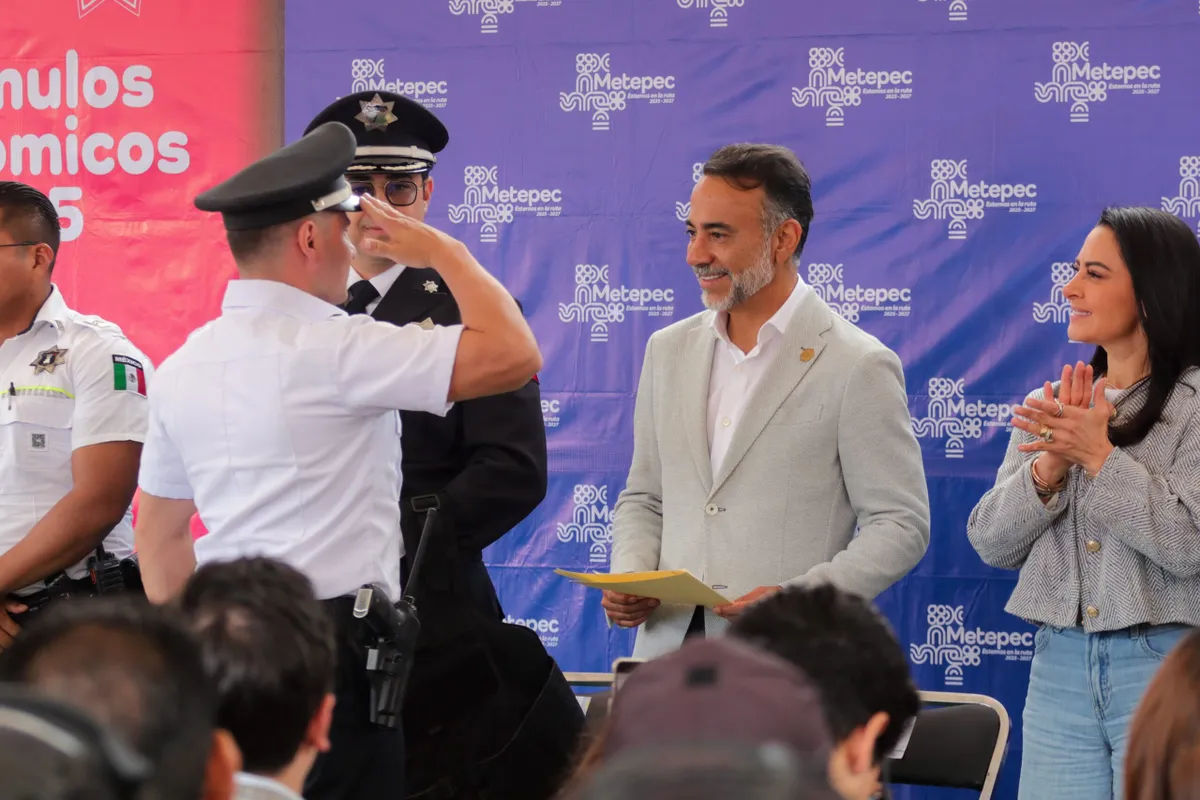 Renueva Fernando Flores y policía municipal compromiso con metepequenses