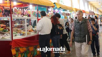 Toluca: Familias mexiquenses asisten a la Feria del Alfeñique en como tradición familiar