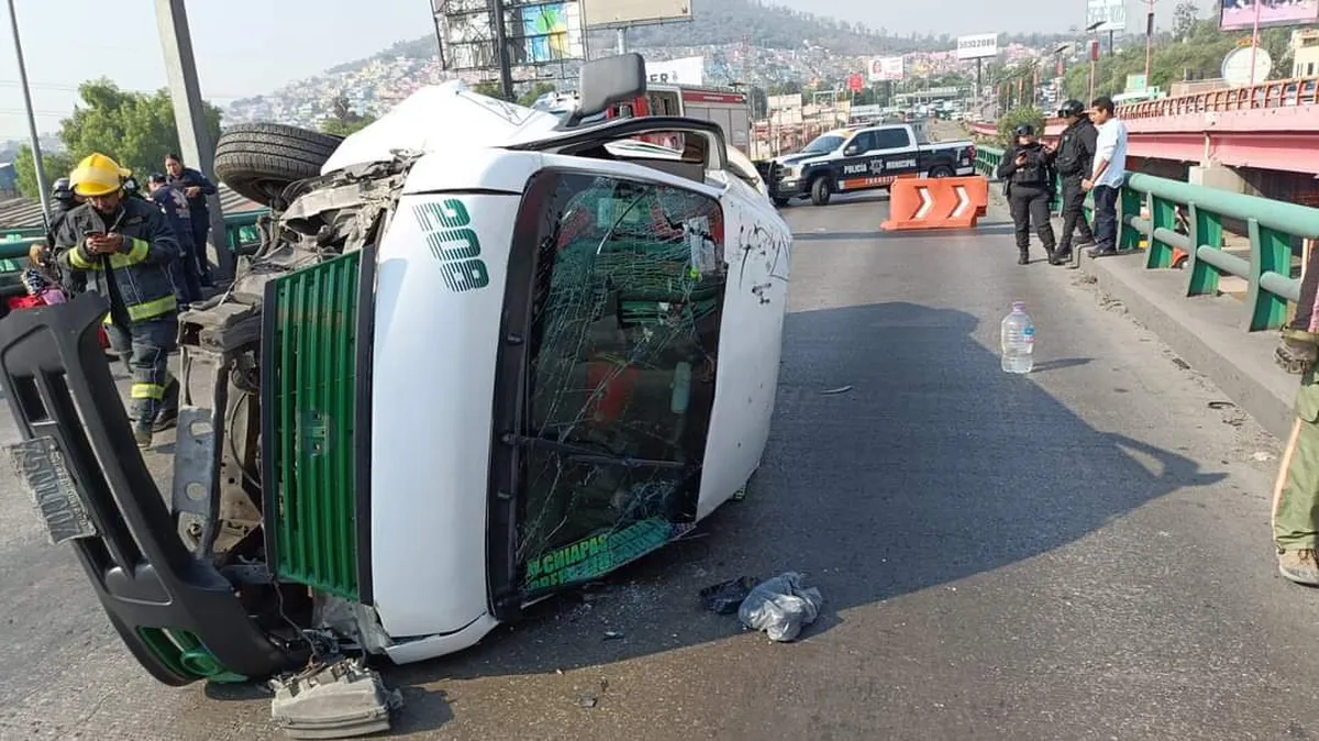 Vuelca camioneta sobre la carretera México-Pachuca