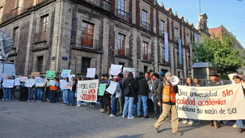 Estudiantes de Chapingo van a Palacio Nacional y piden a Sheinbaum intervenir por Zoquiapan