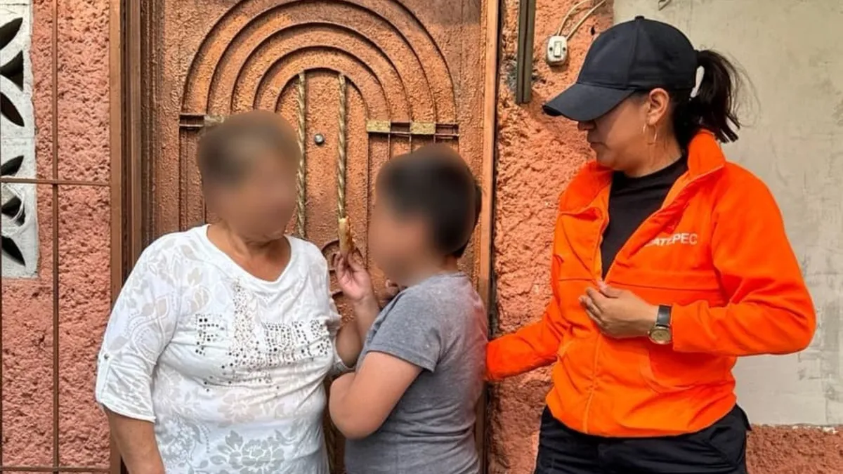 Policía de Ecatepec resguarda a menor con autismo extraviado y lo entrega a sus familiares