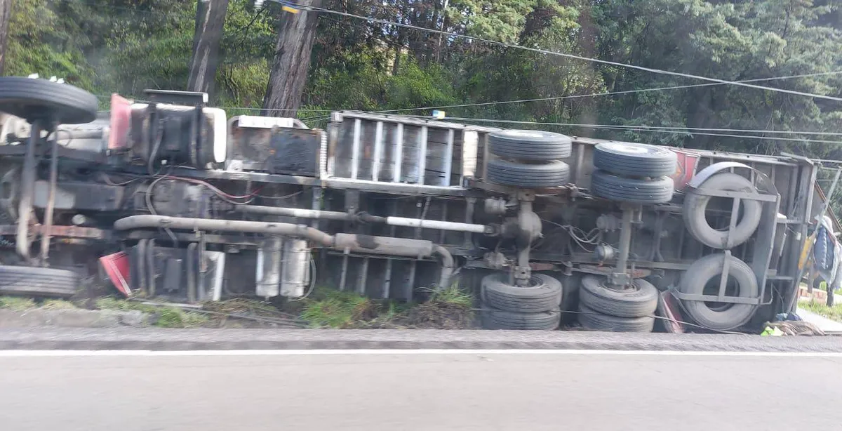 Camión vuelca en carretera libre México-Toluca, hay tráfico en la zona