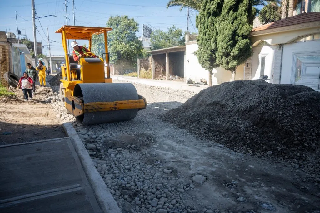 Supervisa Ricardo Moreno pavimentación de calles, con más de 55 años de espera