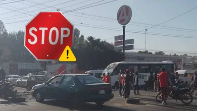 Bloqueo en la México-Texcoco por manifestantes a la altura del Conalep de Los Reyes La Paz provoca caos vial.