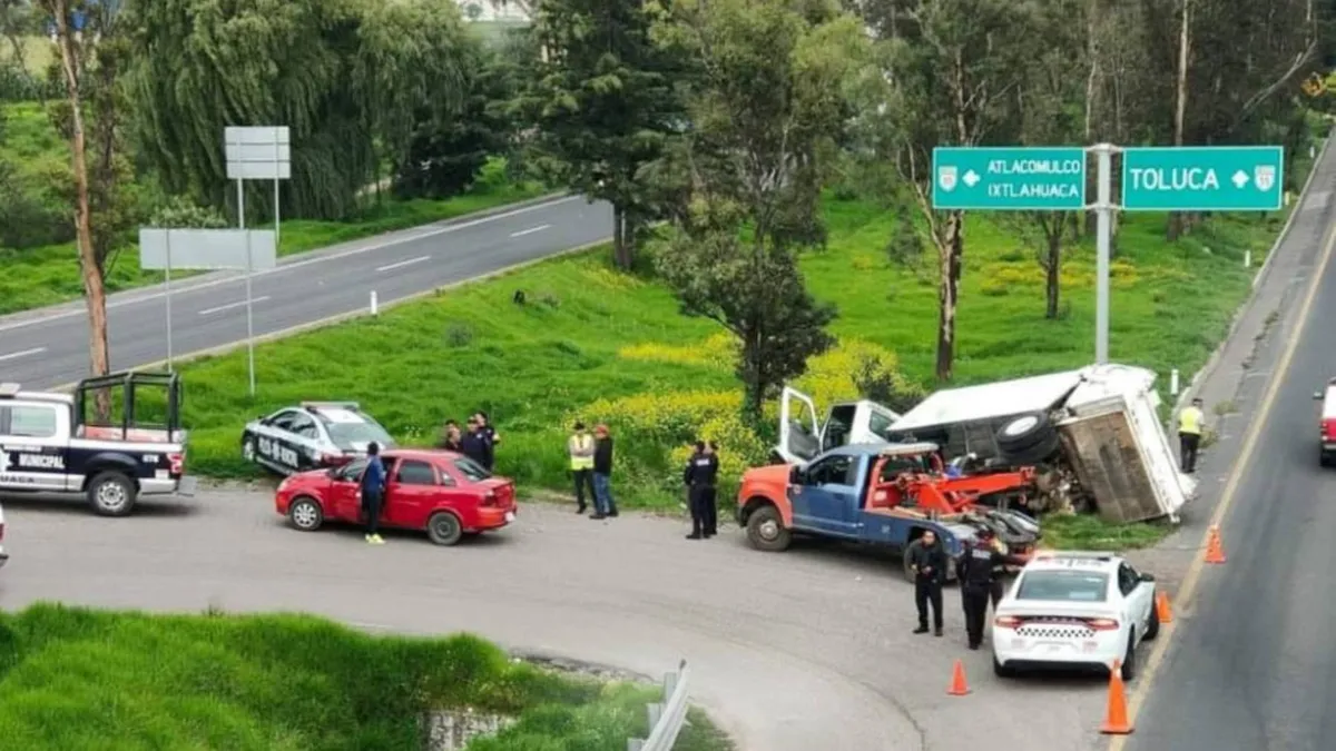 Fuerte accidente obstruye retorno de Ixtlahuaca hacia Atlacomulco