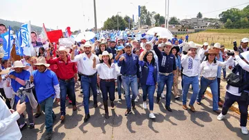 Enrique Vargas y Marko Cortés realizan caminata en Edomex