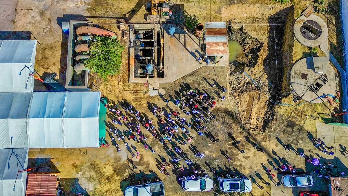 La construcción del cárcamo contempla trabajos de excavación, cimentación de concreto reforzado, instalación de equipos de bombeo, tuberías, sistemas eléctricos y de control.