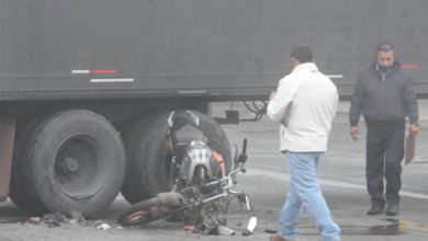 El trailer era negro y estaba atravesado