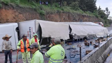 Habitantes realizan rapiña de tráiler con aceite