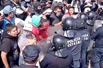 Manifestantes se enfrentan a la policía estatal al intentar tomar la caseta México-Querétaro