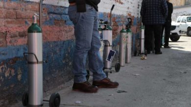 Fila para rellenar tanques de oxígeno