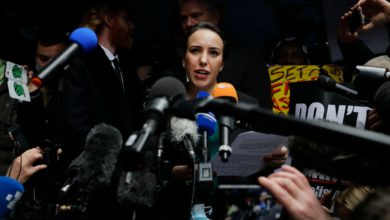 La novia de Julian Assange, Stella Moris, habla a la prensa en Londres, después de la resolución judicial que determinó no extraditar al fundador de Wikileaks a Estados Unidos, el 4 de enero de 2021. Foto Ap