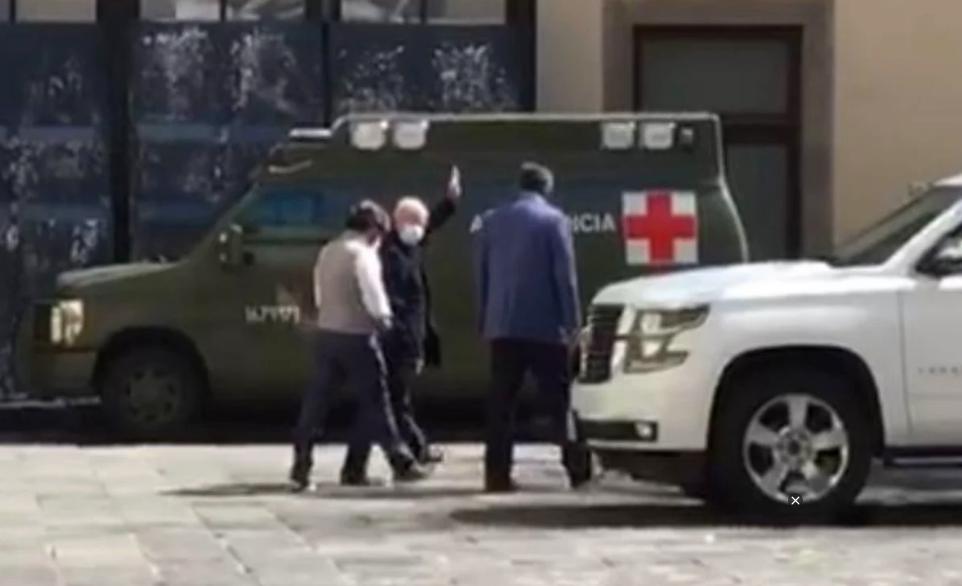 AMLO en uno de los patios de Palacio Nacional