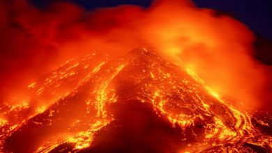 Lava brota del volcán Etna, que se encuentra cerca de Catania, Sicilia. El coloso más activo de Europa cobró vida alrededor de las 4pm, hora local del martes, según el Instituto Italiano de Geofísica y Vulcanología. Cámara Foto Ap / Salvatore Allegra