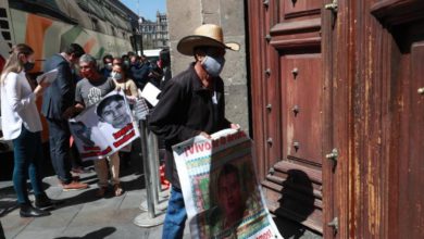 Arribo de los padres de los 43 estudiantes desaparecidos de Ayotzinapa a Palacio Nacional, para sostener una reunión con el presidente Andrés Manuel López Obrador. Foto Luis Castillo