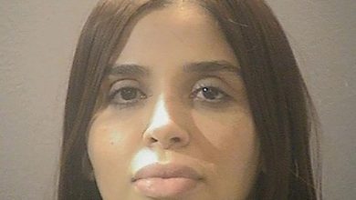 Emma Coronel Aispuro, en una imagen proporcionada por el Centro de Detención de Adultos de Alexandría, fue arrestada en el Aeropuerto Internacional de Dulles el lunes. Se espera que la pareja de Joaquín ‘El Chapo’ Guzmán comparezca ante un tribunal federal en Washington, EU, hoy. Foto Ap