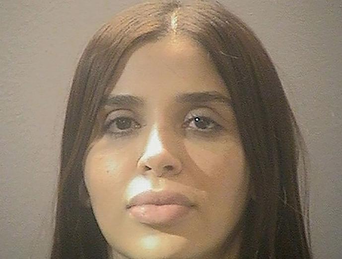 Emma Coronel Aispuro, en una imagen proporcionada por el Centro de Detención de Adultos de Alexandría, fue arrestada en el Aeropuerto Internacional de Dulles el lunes. Se espera que la pareja de Joaquín ‘El Chapo’ Guzmán comparezca ante un tribunal federal en Washington, EU, hoy. Foto Ap