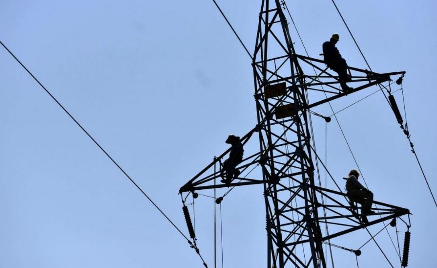 Trabajadores de la Comisión Federal de Electricidad, en imagen de archivo. Foto Cuartoscuro