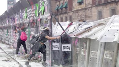 Un grupo de jóvenes intenta atravesar las vallas y el cerco policiaco que resguardan el Palacio Nacional, en el marco del Día Internacional de la Mujer, el 8 de marzo de 2021. Foto Roberto García Ortiz